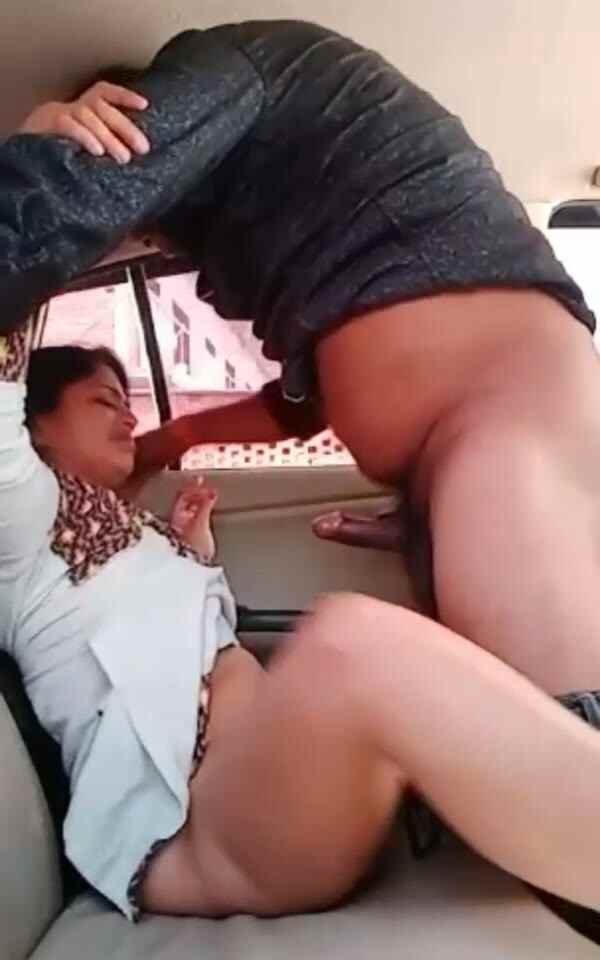 Beautiful sexy bhabi hot illegal affair driver sucking fucking in car