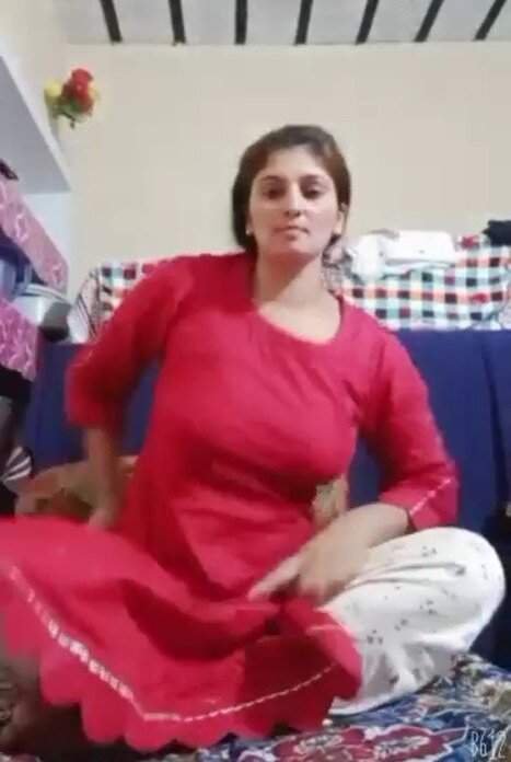 Extremely cute Kashmiri babe xxx vidio indian fingering pussy