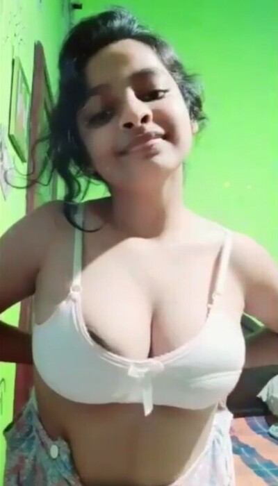 Extremely cute 18 babe xxx desi com showing big boobs mms