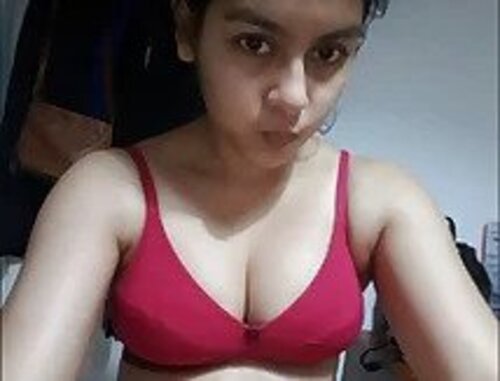 Extremely cute 18 girl indian x video showing nice boobs mms
